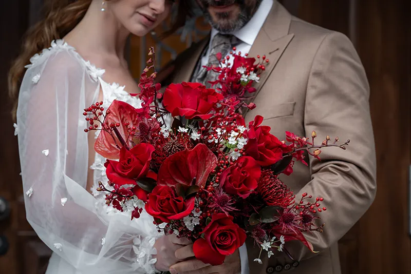 Winter Sparkle: Hochzeit in Bordeaux und Beige im Appenzellerhuus