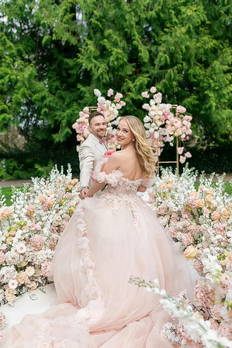 L'amour en Rose: Romantische Hochzeit mit floralen Akzenten