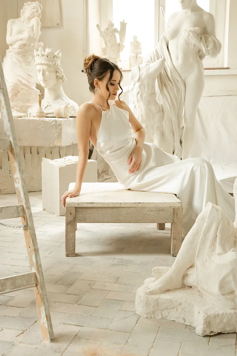 Stone & Silk: mystische Atelier-Hochzeit mit künstlerischer Brautmode