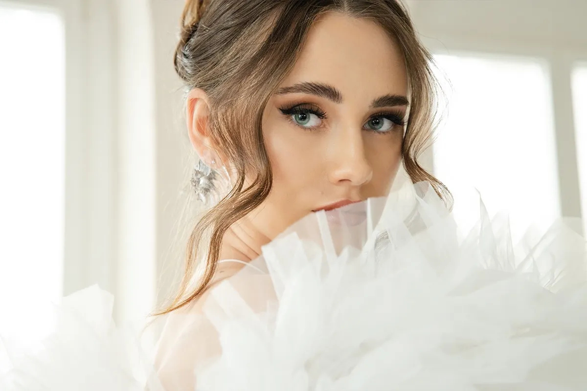 Stone & Silk: mystische Atelier-Hochzeit mit künstlerischer Brautmode