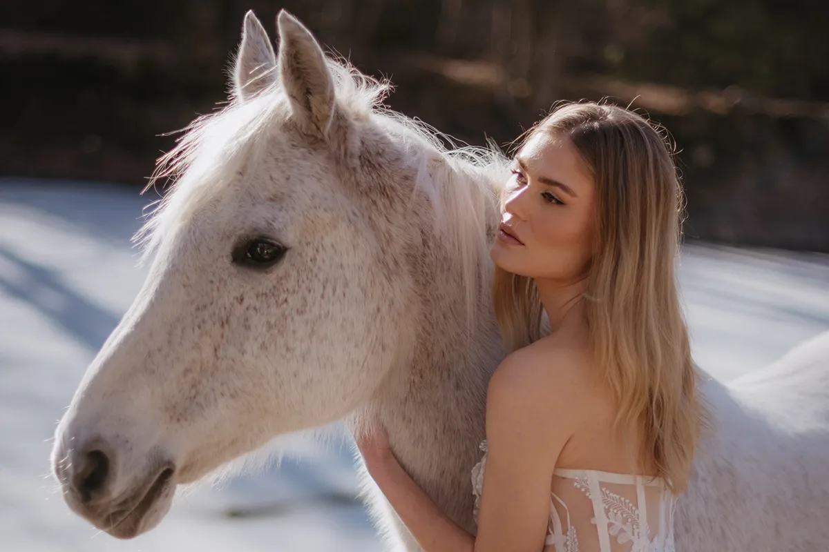Frozen Romance: Mystische Winterhochzeit am See