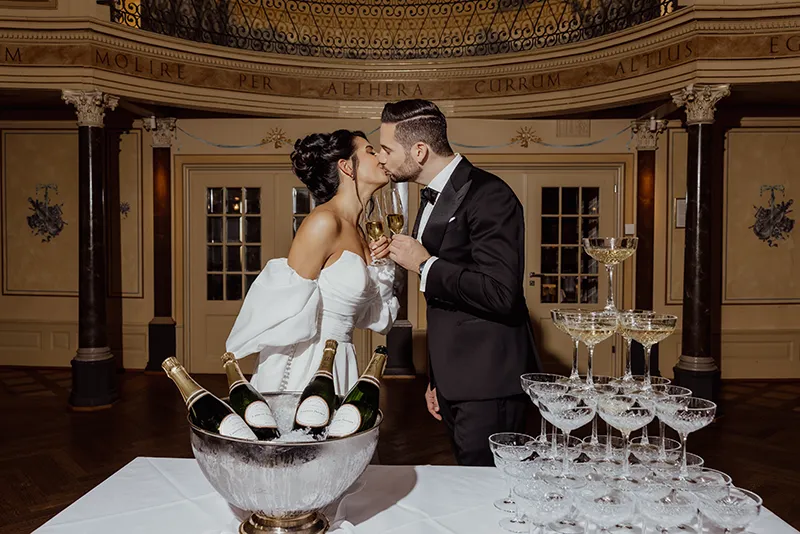 Old Money Style: Elegant-moderne Hochzeit am Zürichsee