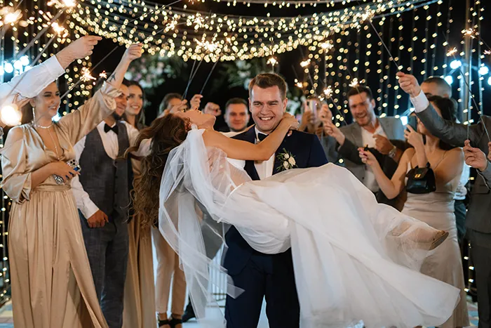 After-Wedding-Partys: Festkleider inklusive Plus-Size zum Strahlen