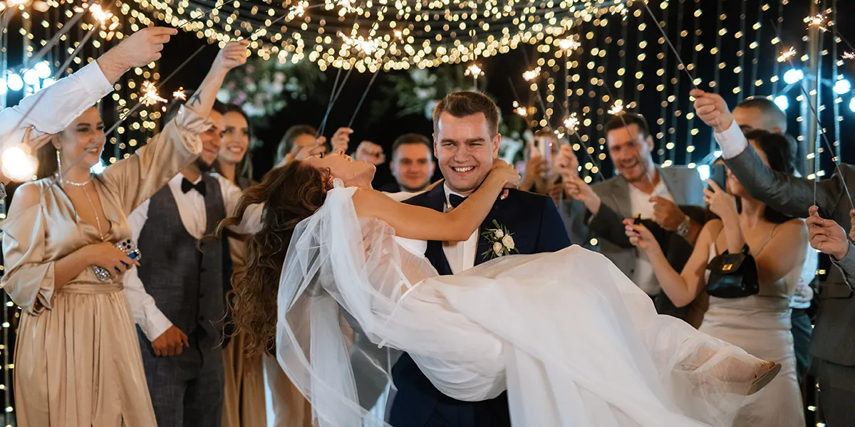 After-Wedding-Partys: Festkleider inklusive Plus-Size zum Strahlen