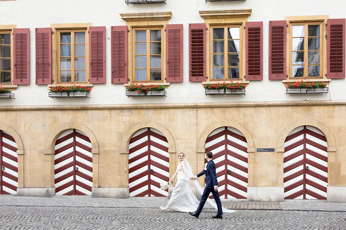 A Touch of Red: Elegante Hochzeit mit Perlen & Jazz