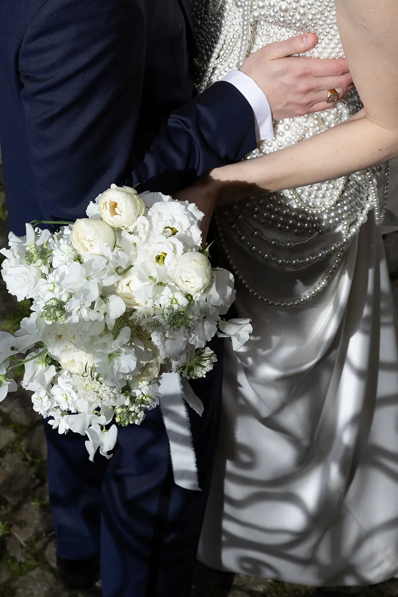A Touch of Red: Elegante Hochzeit mit Perlen & Jazz