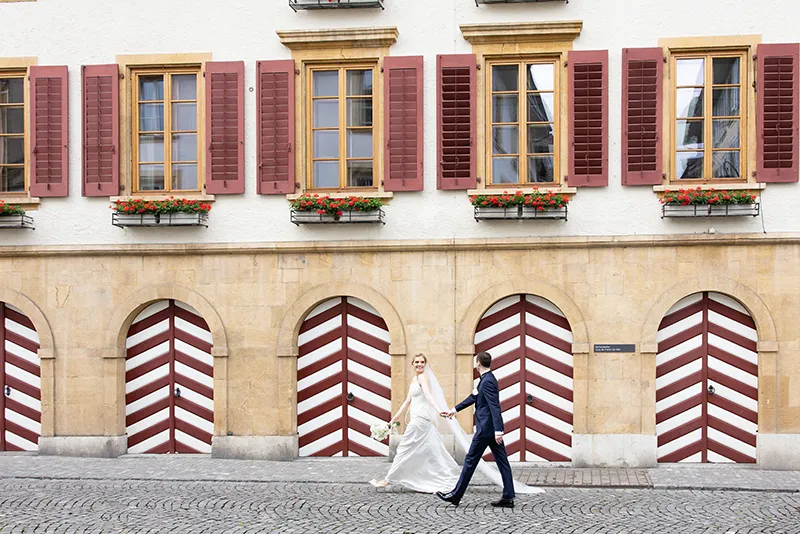 A Touch of Red: Elegante Hochzeit mit Perlen & Jazz