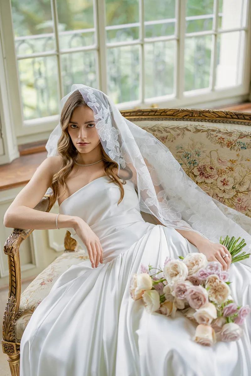 Blütenzauber am Vierwaldstättersee: Elegante Hochzeit in historischer Kulisse
