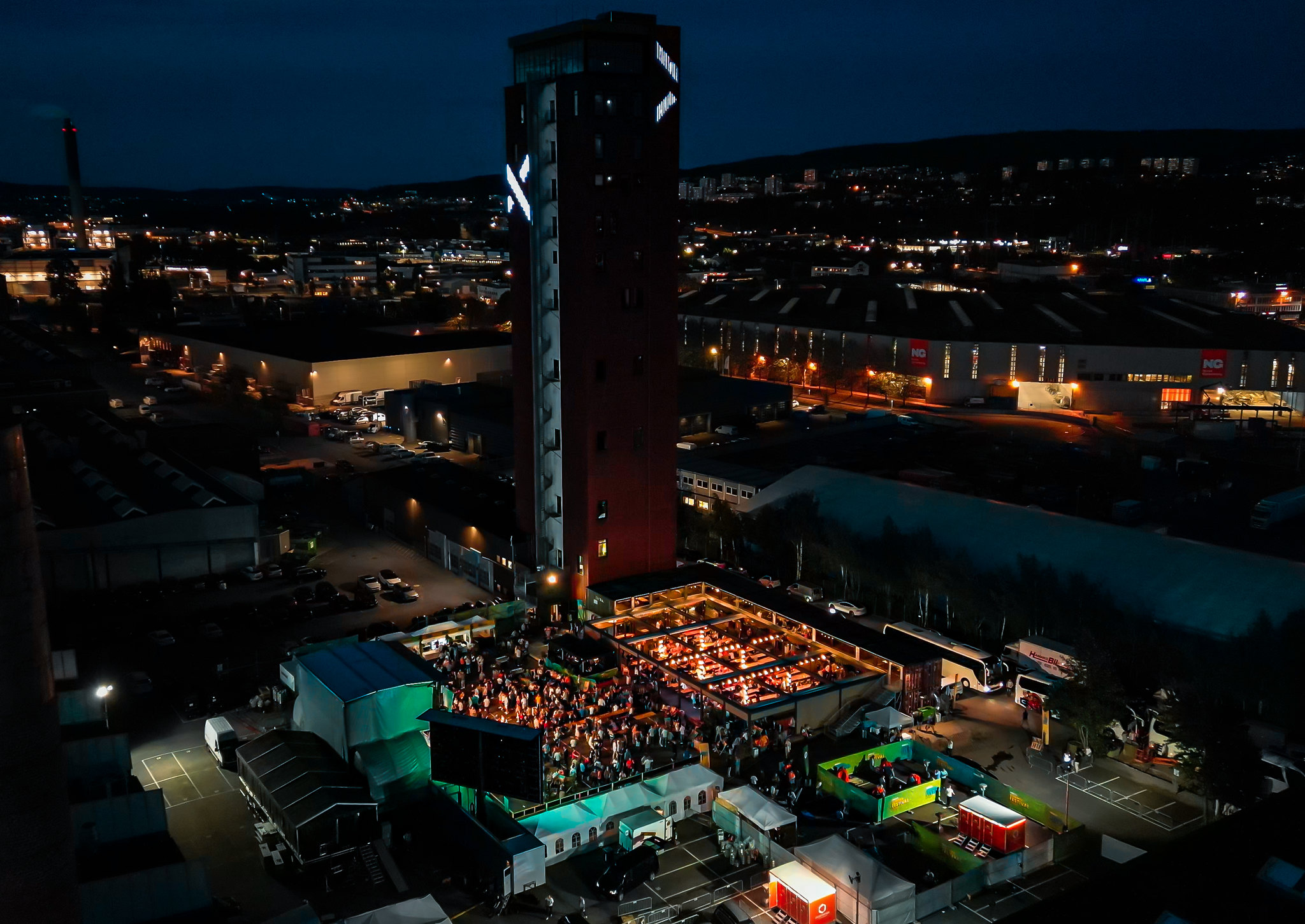 Tårnet med festival på bakkeplan