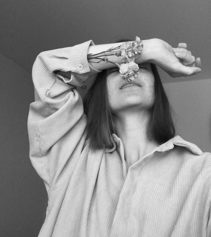 Фотография дизайнера, которому принадлежит этот сайт