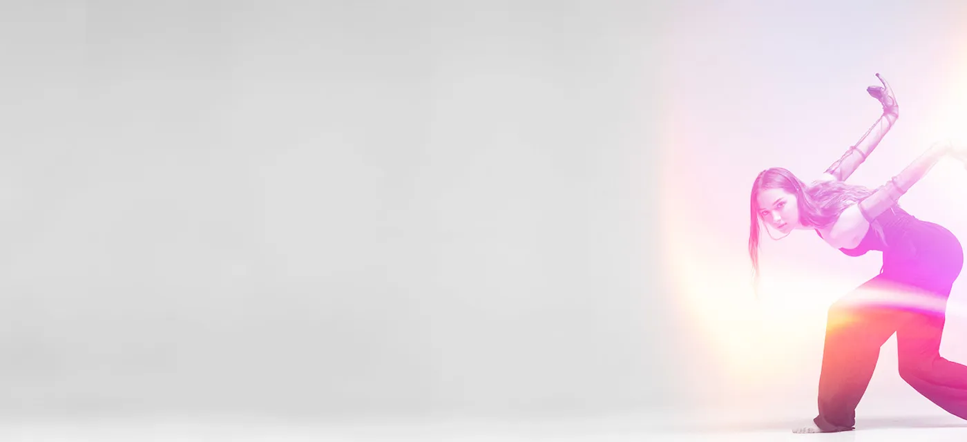 Dansare i dynamisk rörelse med rosa och lila färgövergångar