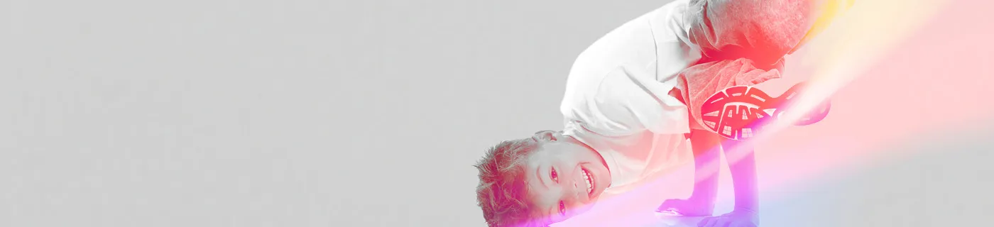 Leende barn i vit tröja med livfulla färgglada ljuseffekter