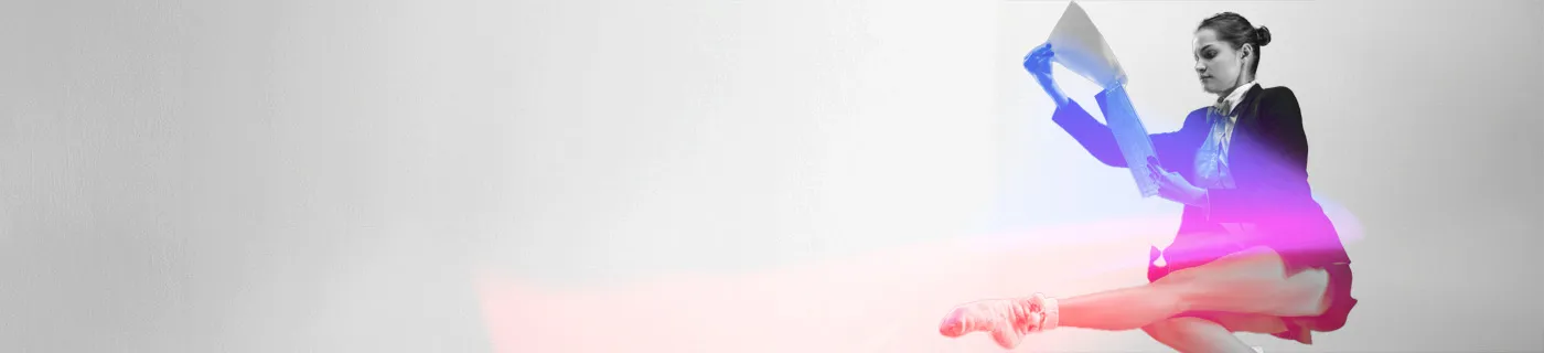 Kvinna i kostym läser dokument med dynamisk blå och rosa färgövergång