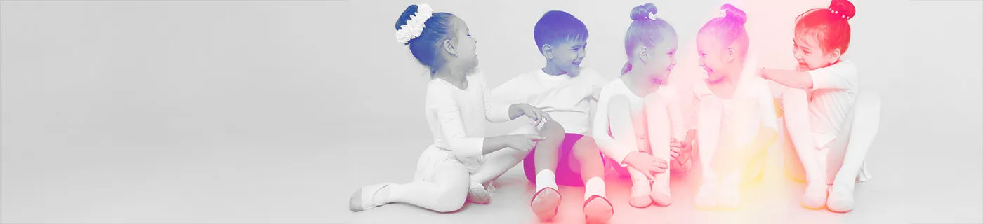 Barn i olika färgnyanser sitter tillsammans i mjuka positioner