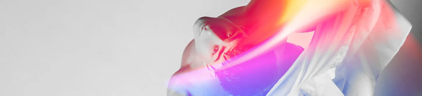 Abstrakt porträtt med mjuka, vibrerande färger som flödar runt en profil