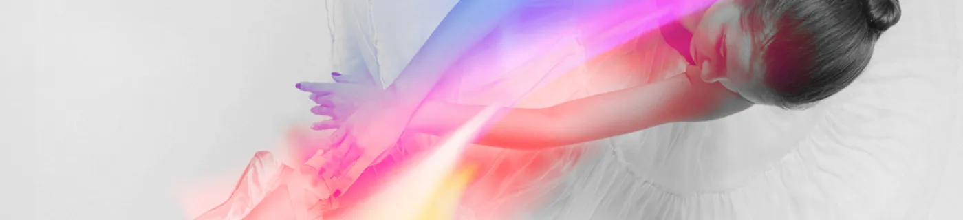 Abstrakt konstverk med mjuka färgövergångar och en böjd kropp