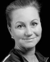 Svartvitt porträtt av en leende mogen kvinna i elegant blazer