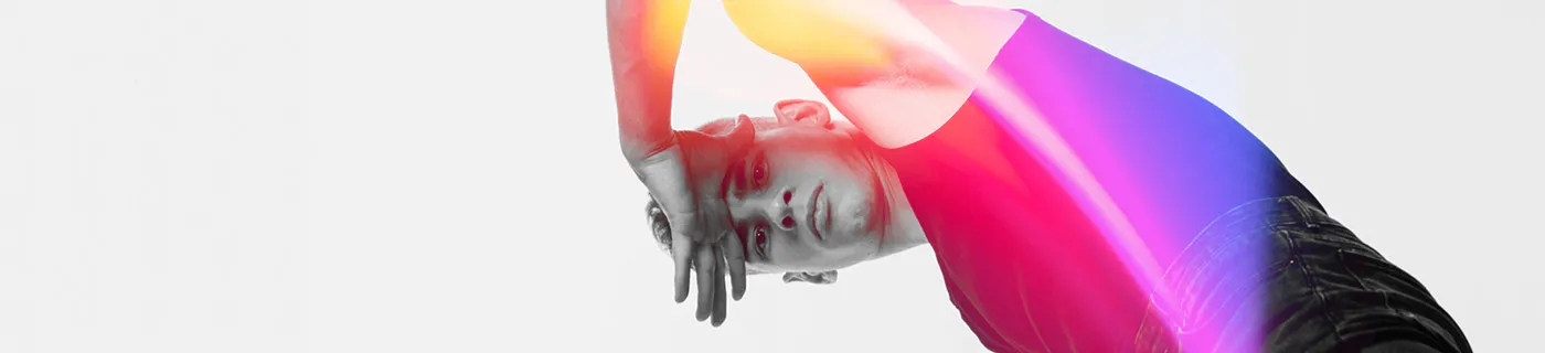 Abstrakt porträtt av en böjd person med livliga rosa och lila färgnyanser