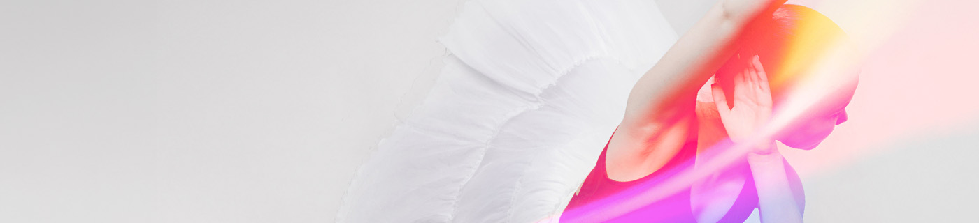 Abstrakt mjuk blomliknande form med vibrerande rosa, röda och gula nyanser