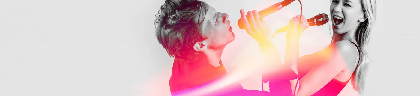 Två sångare med mikrofoner i färgglad, dynamisk konsertperformance