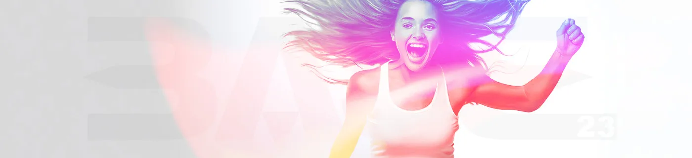 Dynamisk kvinna som jublar med flygande hår och färgglad bakgrund