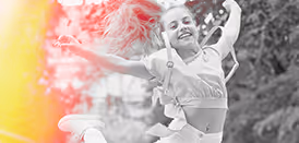 En äldre person som spelar golf med glädje och energi utomhus