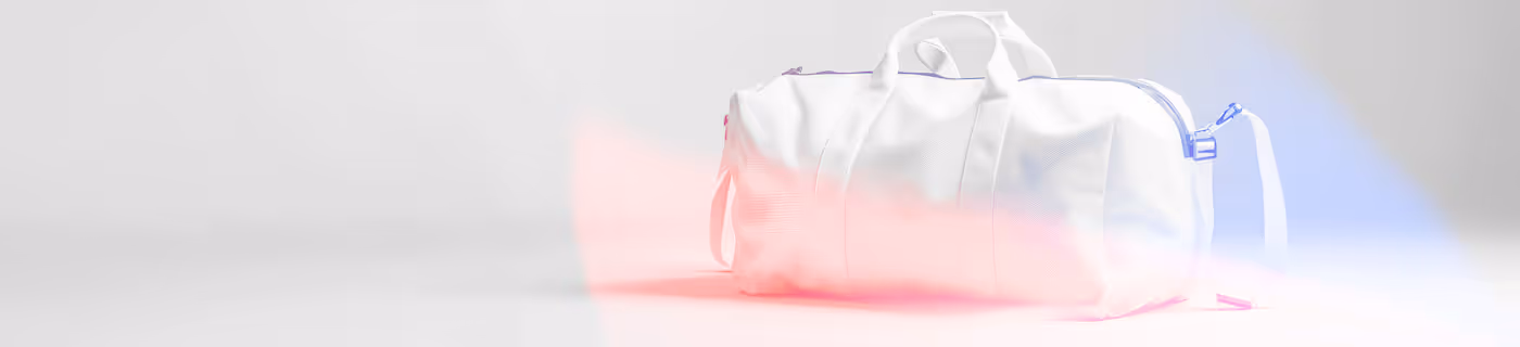 Vit och rosa resväska med blå detaljer på en ljus bakgrund