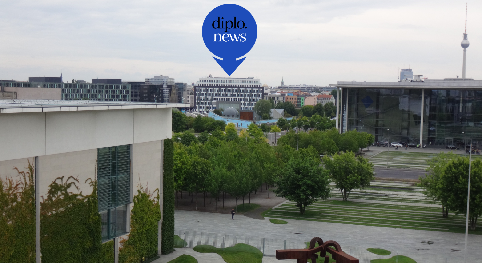diplo.media is headquartered in the heart of Berlin’s government district: The view from the Federal Chancellery shows the Federal Press Conference Building (center), which houses the diplo office, with the Bundestag to its right (Photo: Ewald König)