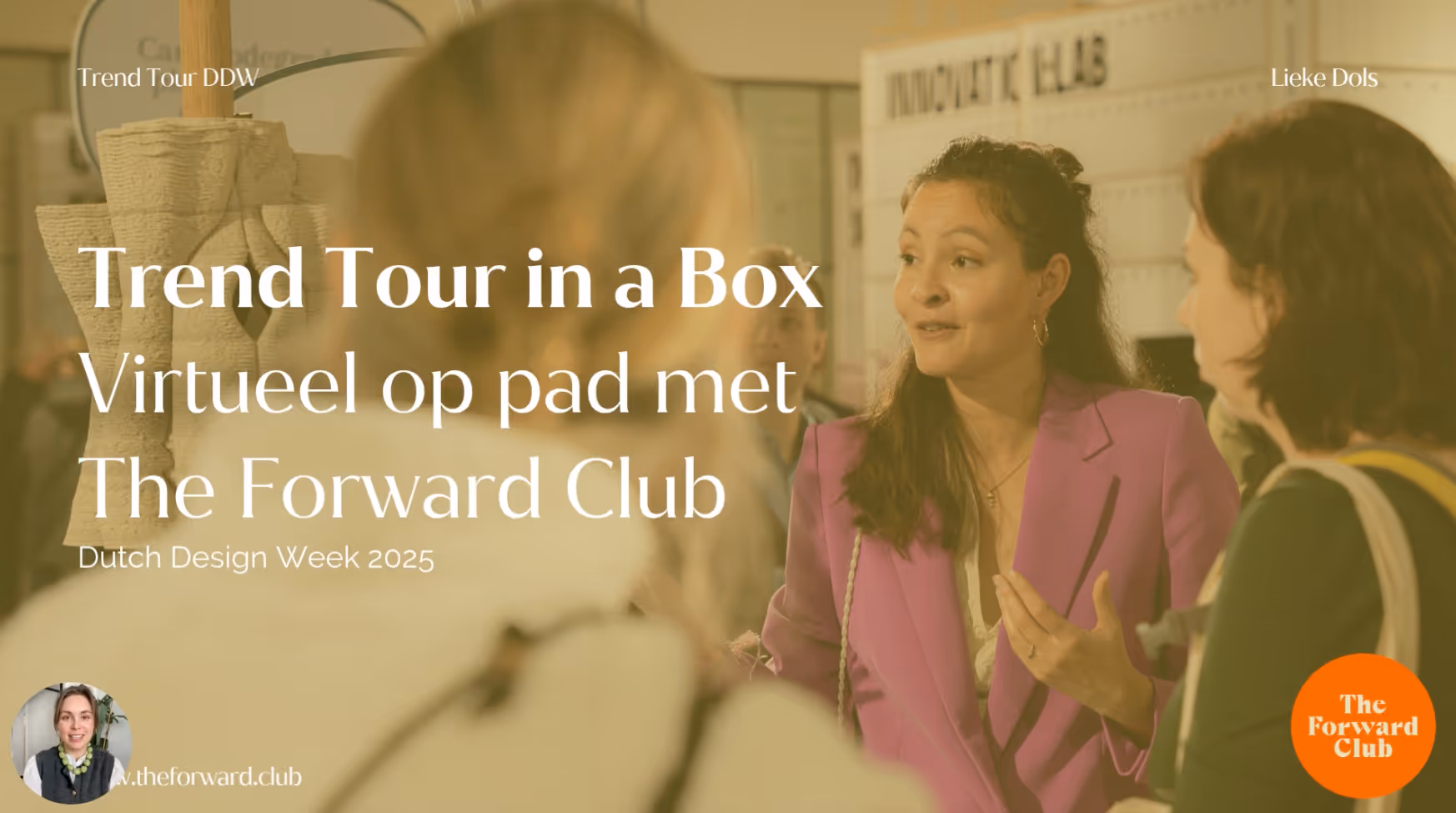 Twee vrouwen presenteren tijdens de Trend Tour in a Box, Dutch Design Week 2025.