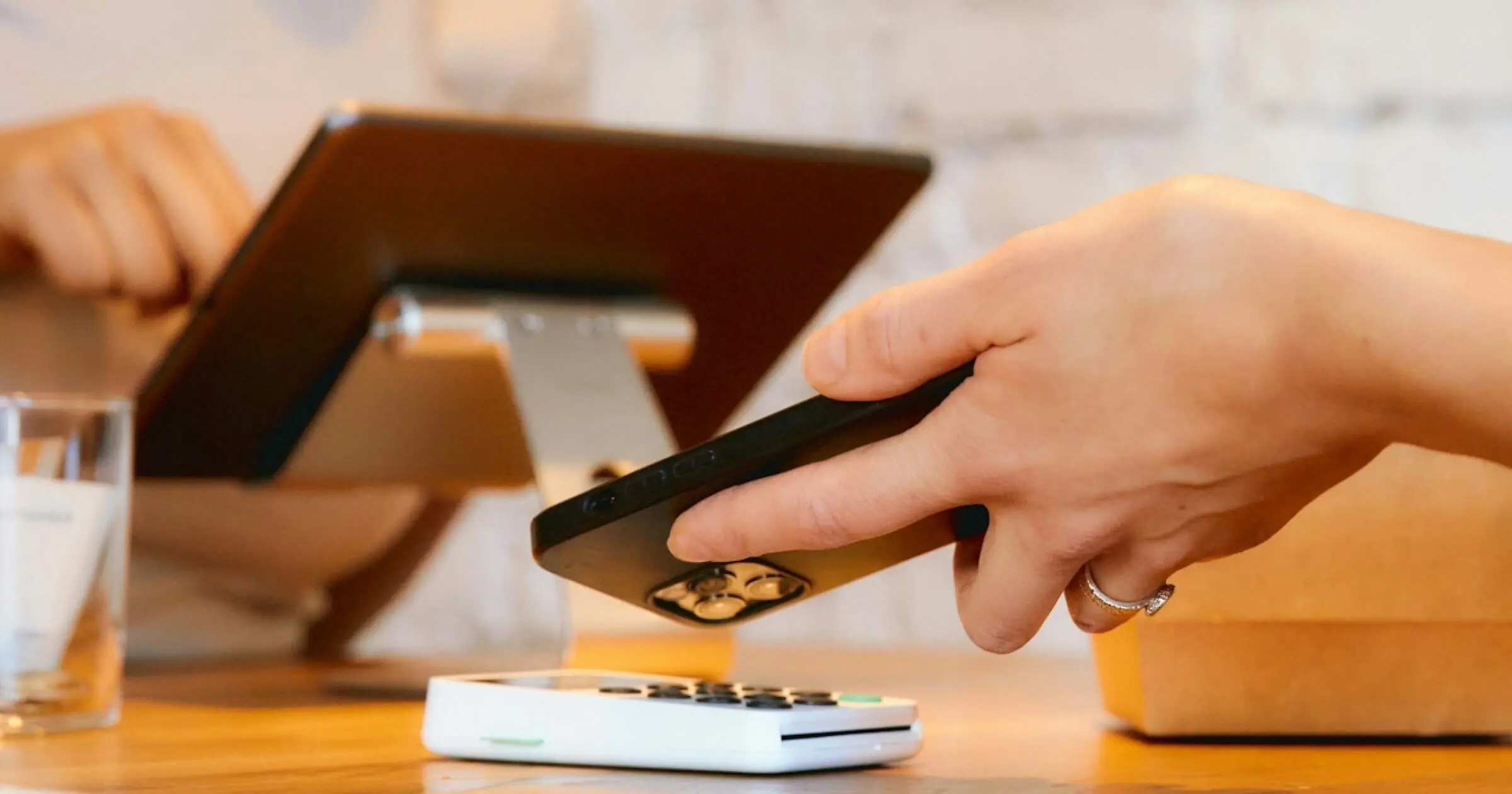O que é IOF e como pagar menos nas compras com cartão
