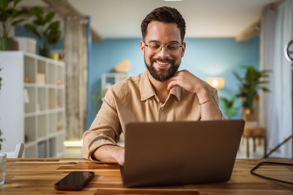 persoana care introduce online informatii financiare pentru evaluare