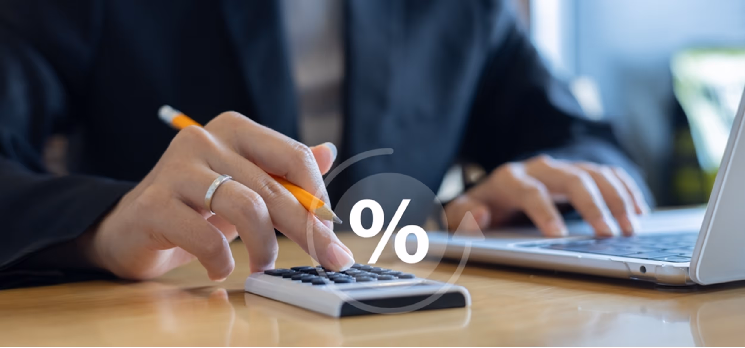 imagine cu oameni care gestioneaza banii