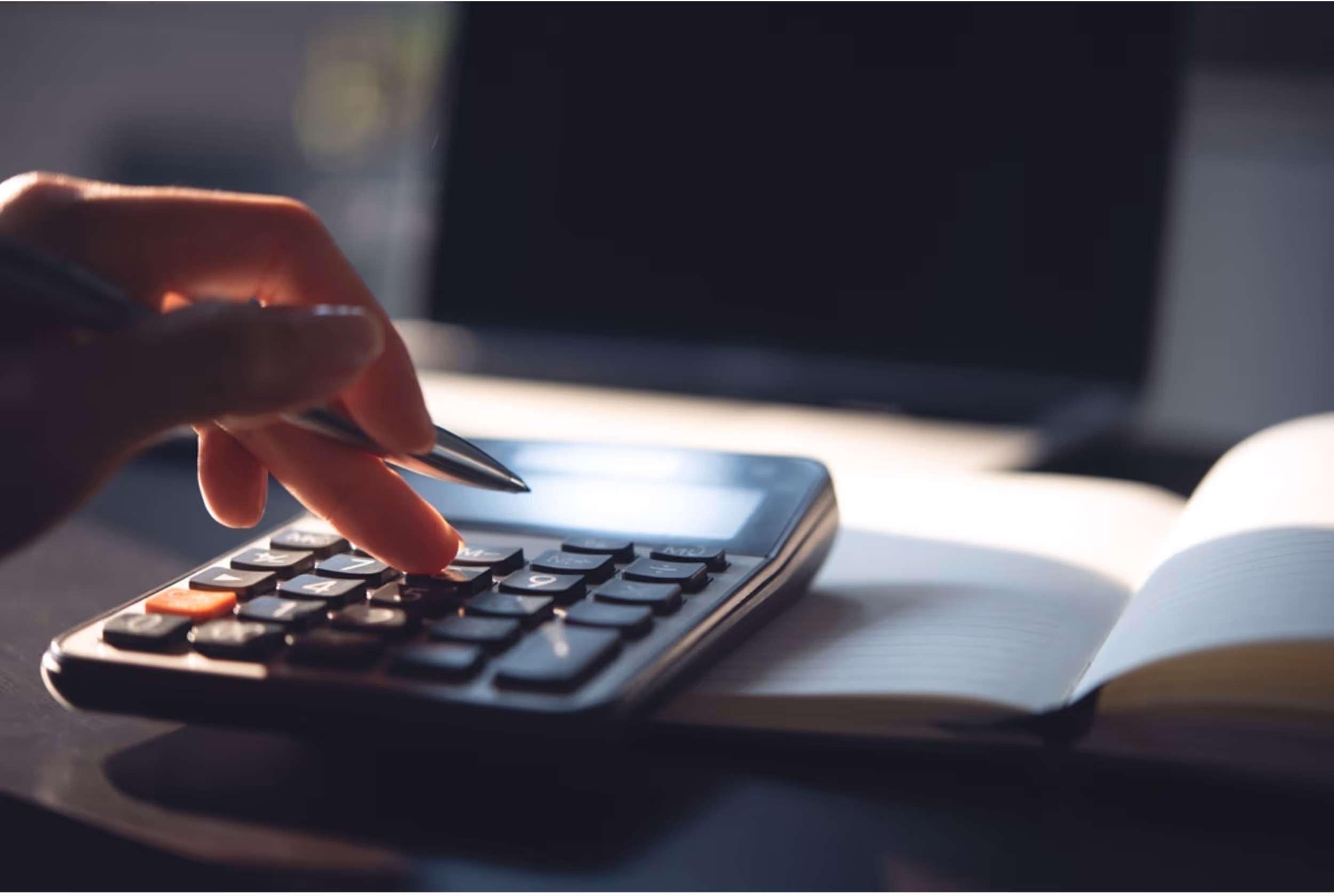 o persoana analizand grafice financiare