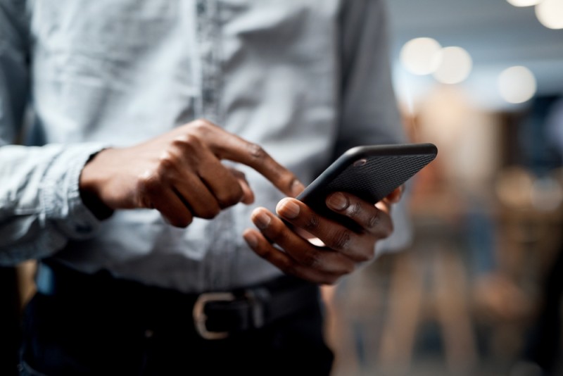 Barbat verifica pe telefon istoricul de credit