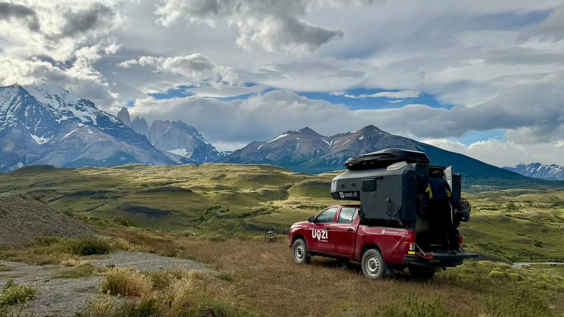 Uozi camper on the Patagonian steppe under a cloudy sky