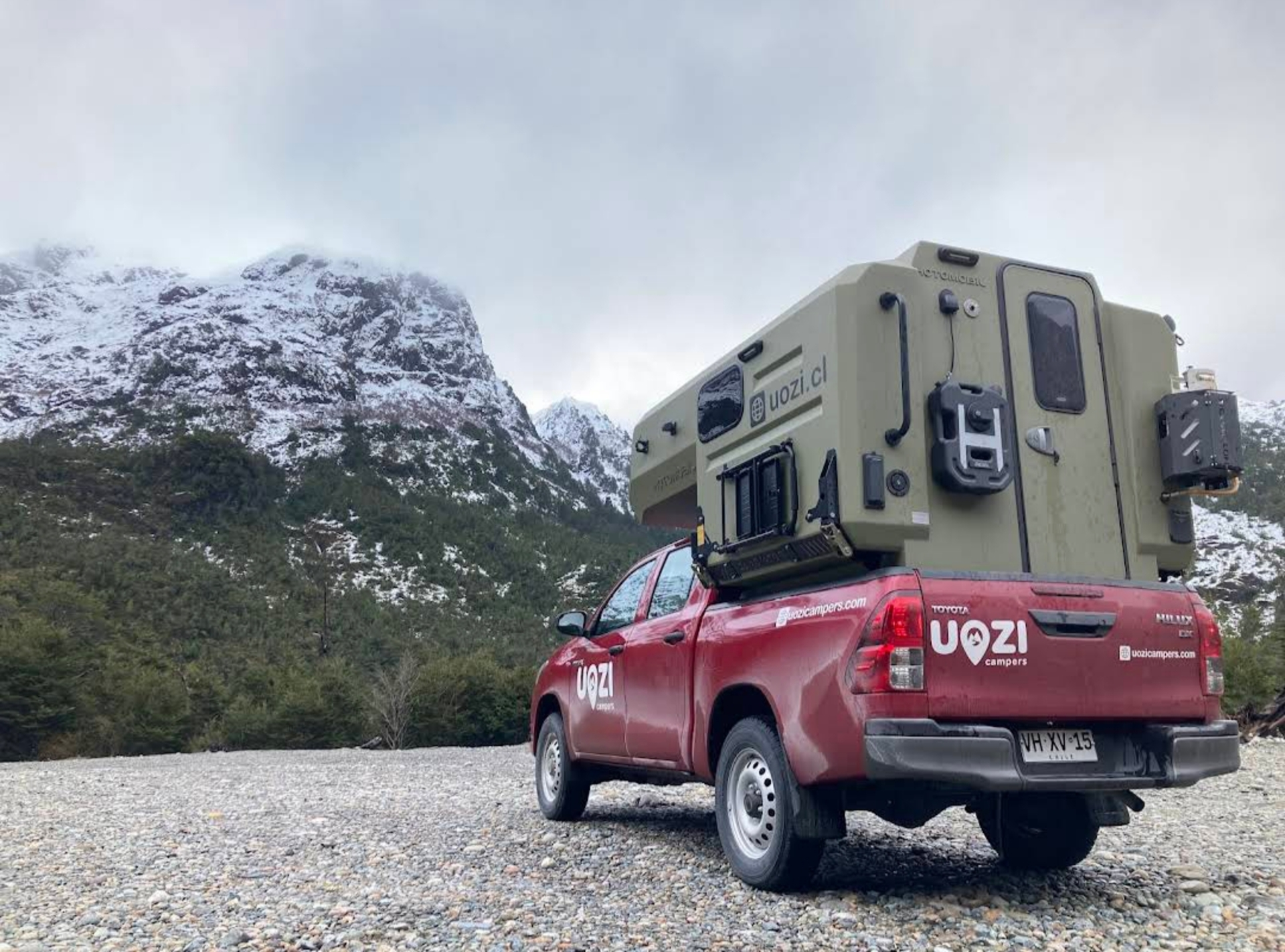 Uozi camper with a snow-covered mountain behind it in Patagonia