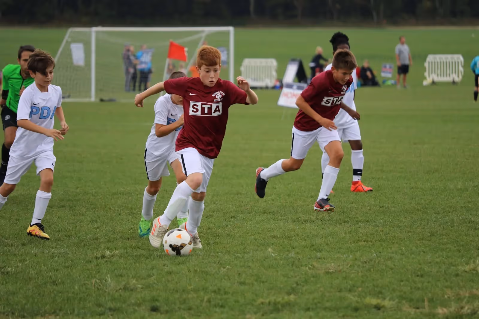 A photo of a soccer player from STA running towards the offensive and without the ball.