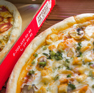 Follow Us On Instagram - Pizzaplanet X Webflow Template