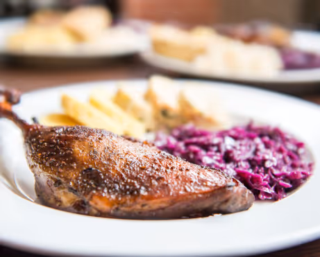 Libapecsenye Krumplival és Párolt Lilakáposztával