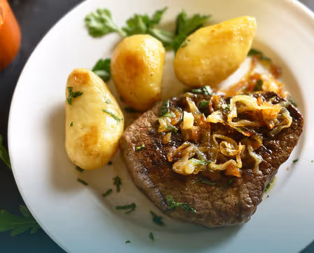 Marhaszelet Hagymás-Krumplival