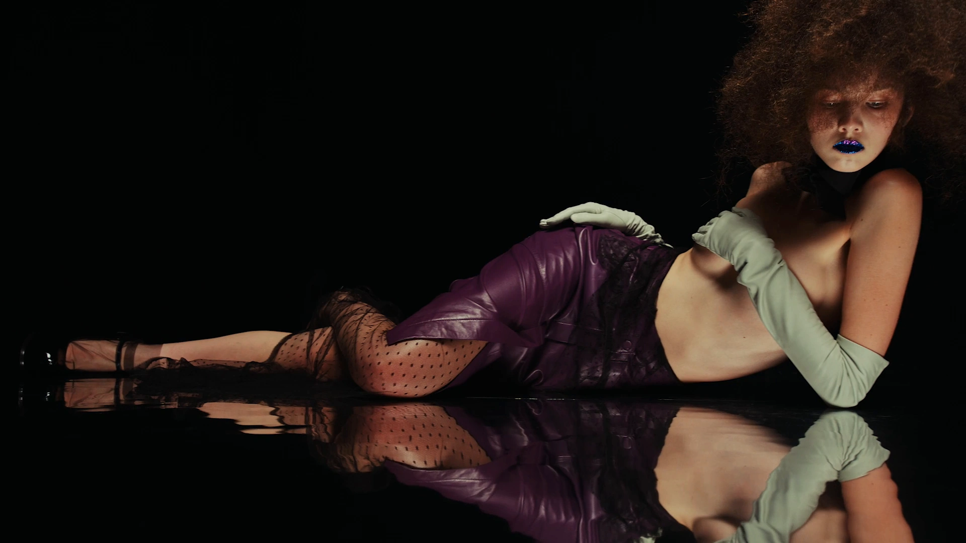 Re{form} Zara: purple leather, pale green gloves and a reclining silhouette reflected on black.