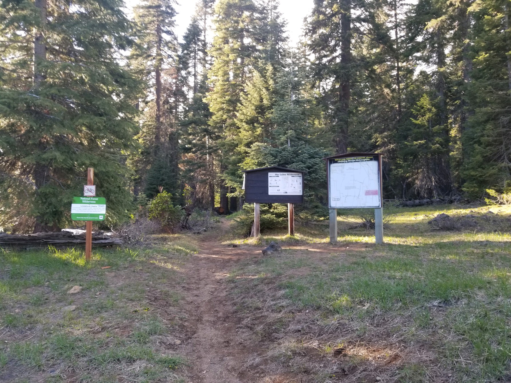 PCT trailhead map and signs