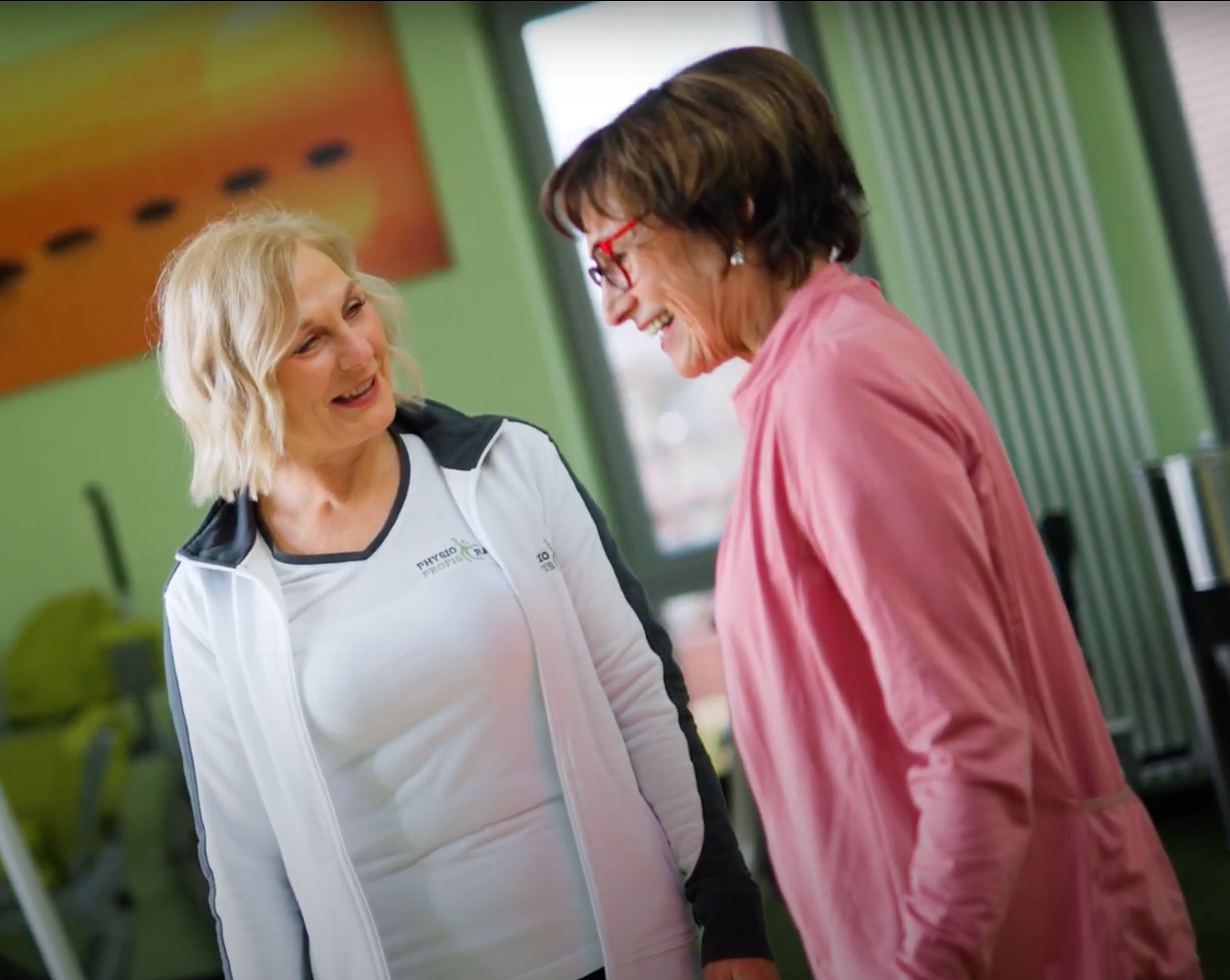 Susanne Fischer und eine Patientin nach dem Training