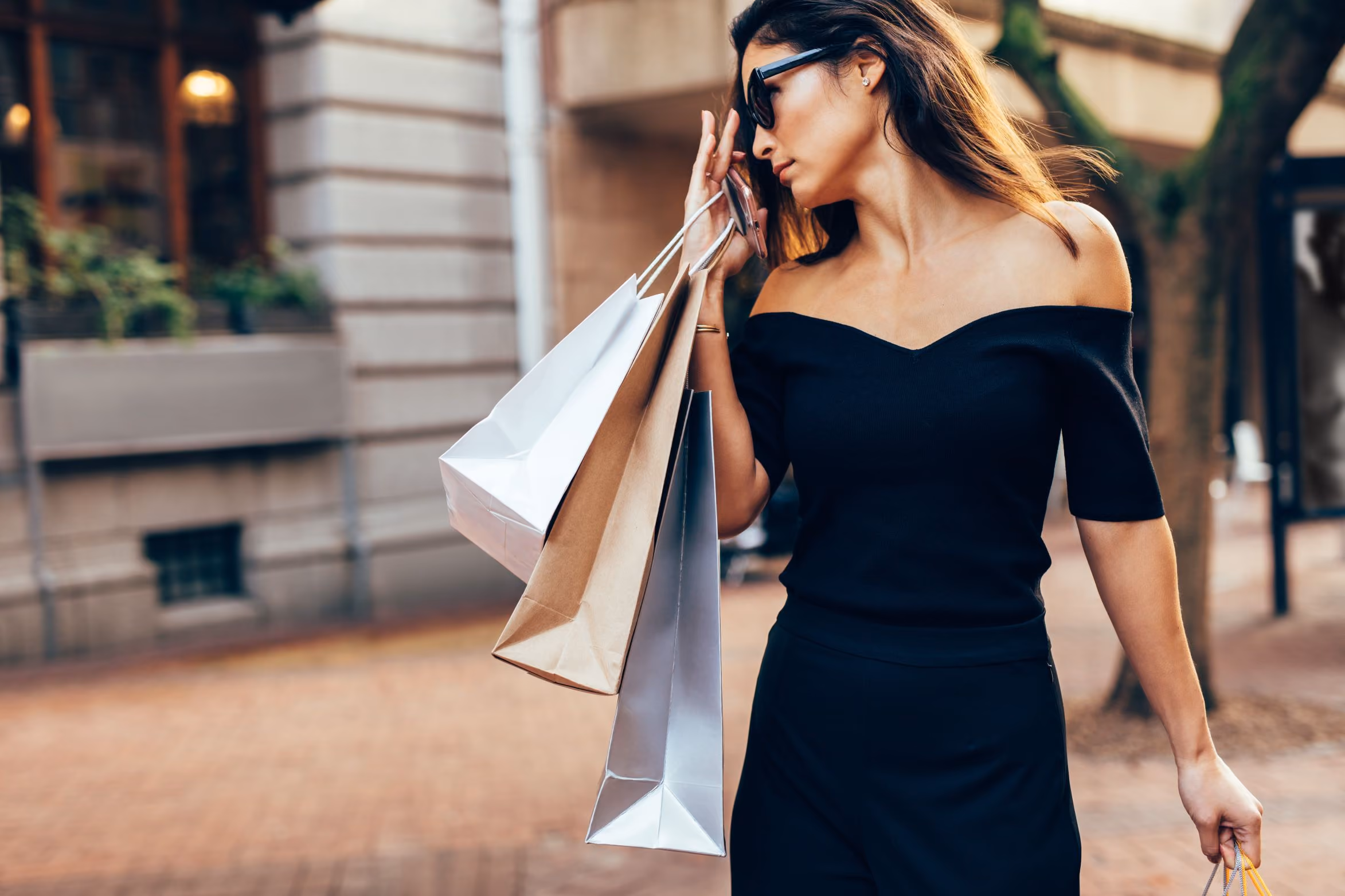 買い物から帰る女性たち