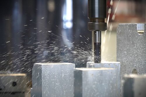 Machine CNC de fraisage en train d’usiner une pièce avec précision