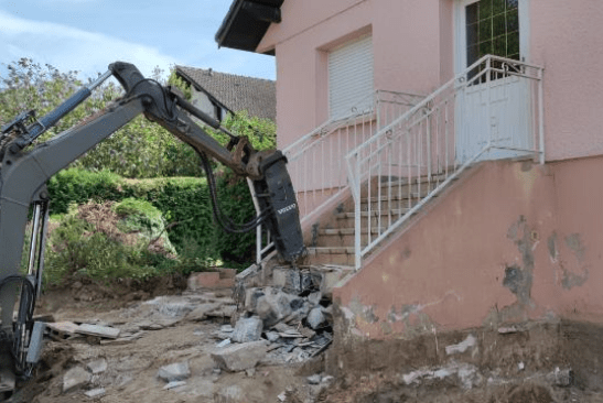 Démolition contrôlée par pelle mécanique, rénovation d'une propriété dans les Vosges (88).