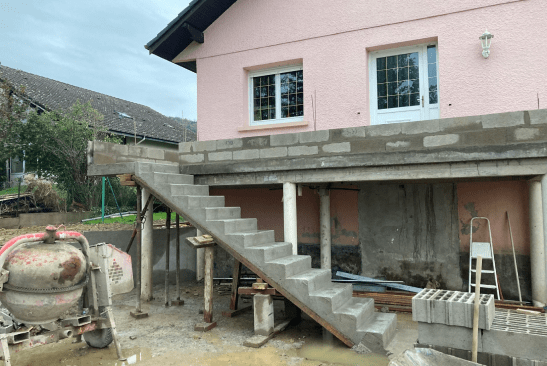 Construction d'escalier extérieur en béton, aménagement résidentiel.
