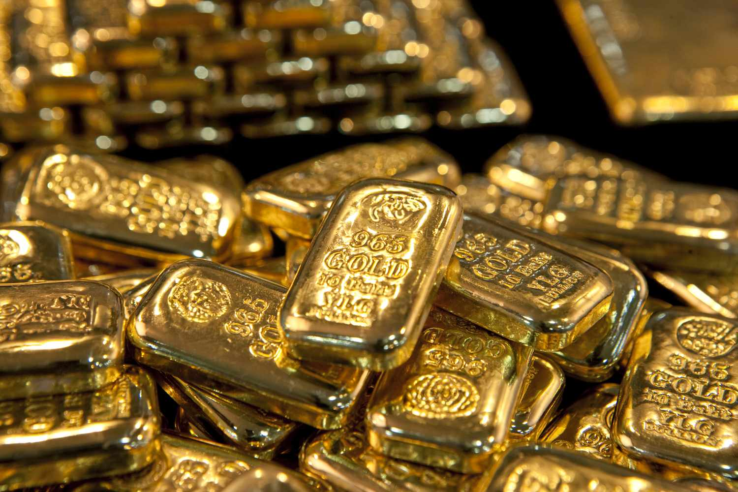 Gold Drops Below $3,340 Amid Market Volatility
