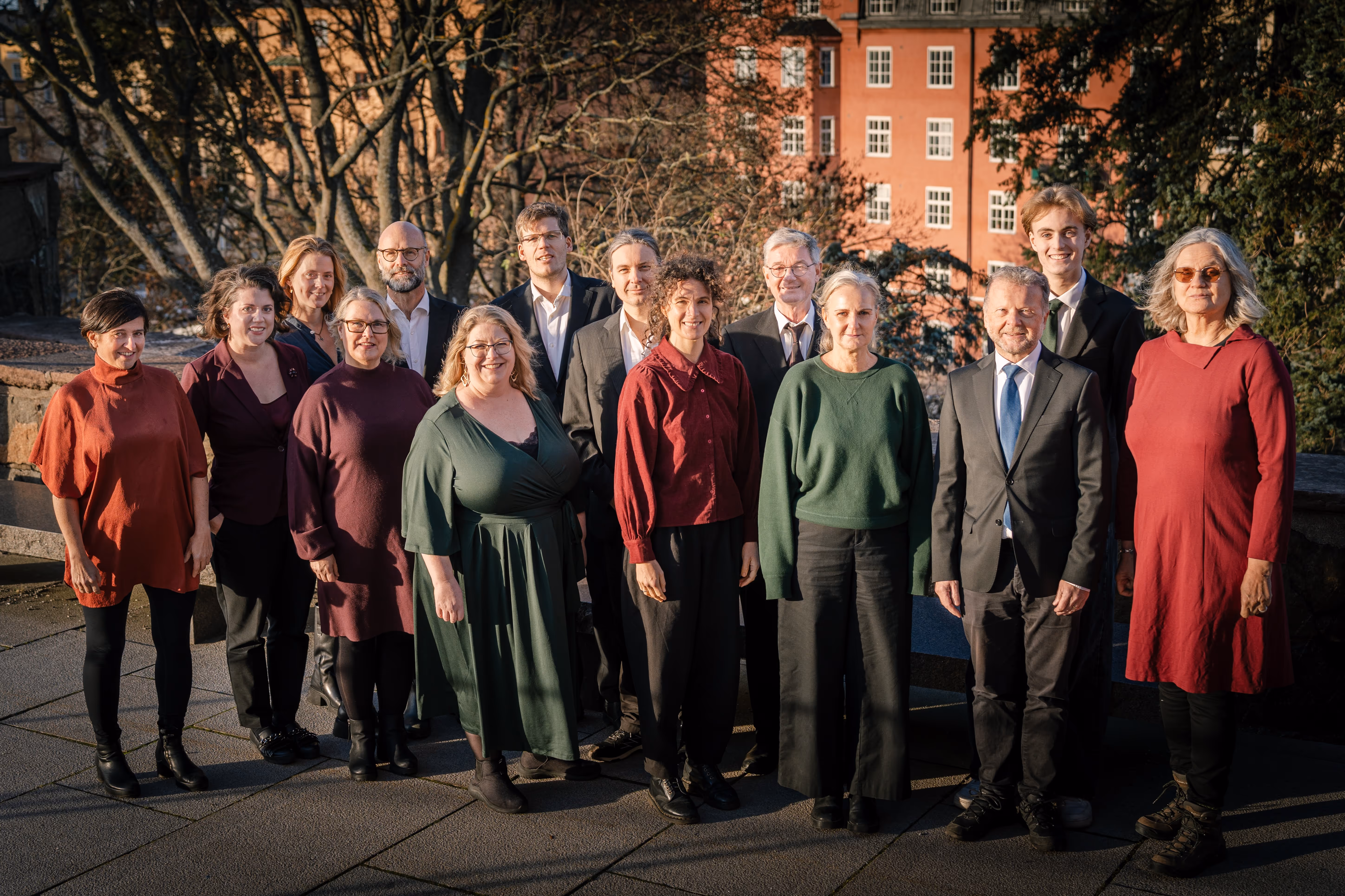 Kammarkören Högalid utanför kyrkan hösten 2025