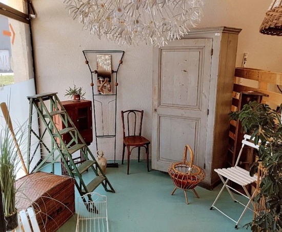 Coin dépôt-vente chez Simone & Simones : meubles vintage, échelle en bois, armoire ancienne et objets de brocante